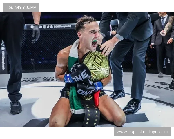 恩加努第一回合重击震翻擂台