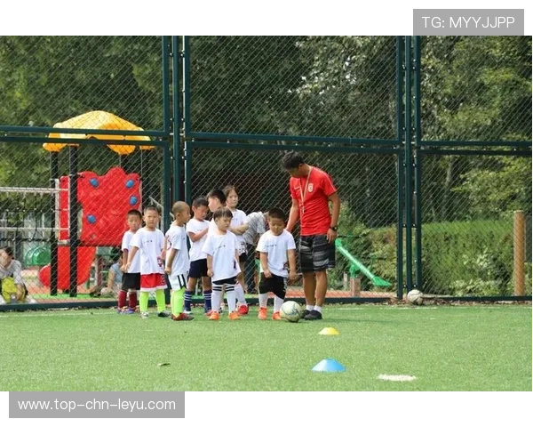 足球俱乐部举行夏季公开训练课,足球训练夏令营